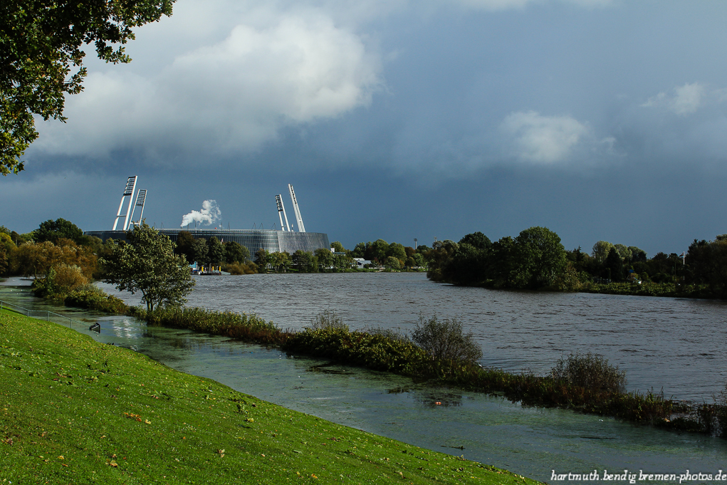 Blick auf das Weserstadion und Hochwasser in der Weser vom Osterdeich