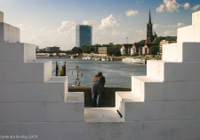 Blick von der Stephanibrücke durch Three Triangles zum Wesertower