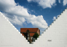 Blick durch das Kunstwerk Three Triangles zur Weserburg