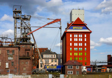 Blick auf die Hansa Mühle mit einem alten Getreideheber