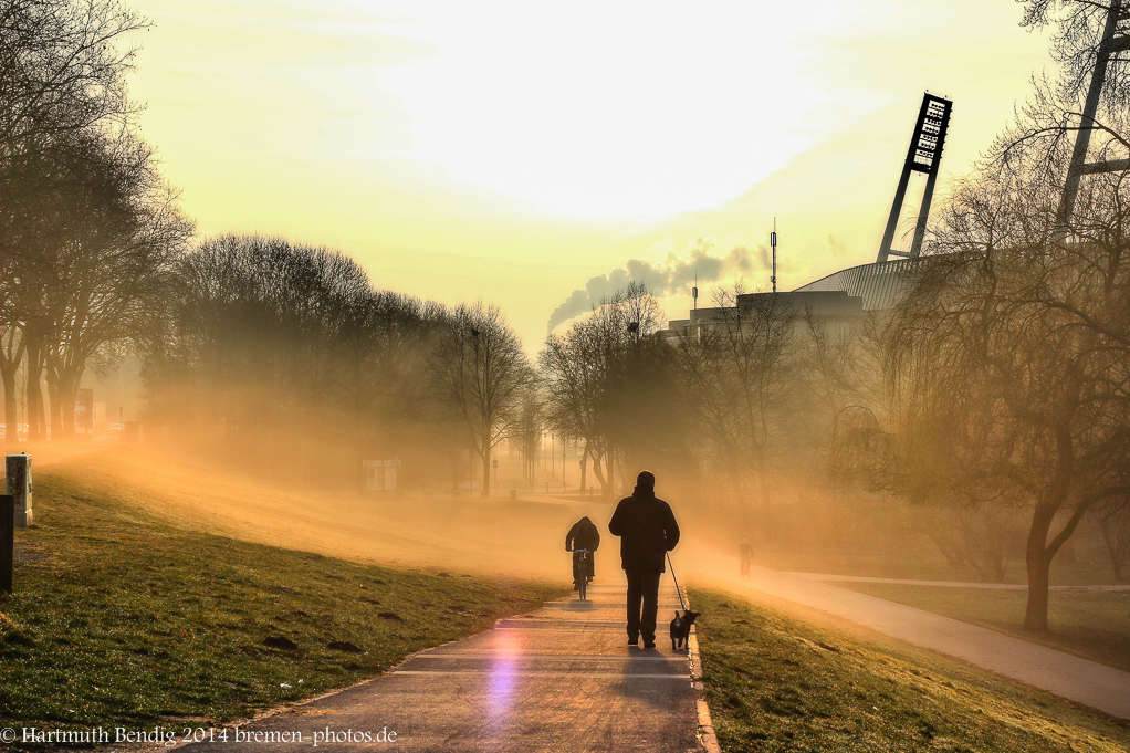 Sonnenaufgang und Nebel am Weserstadion